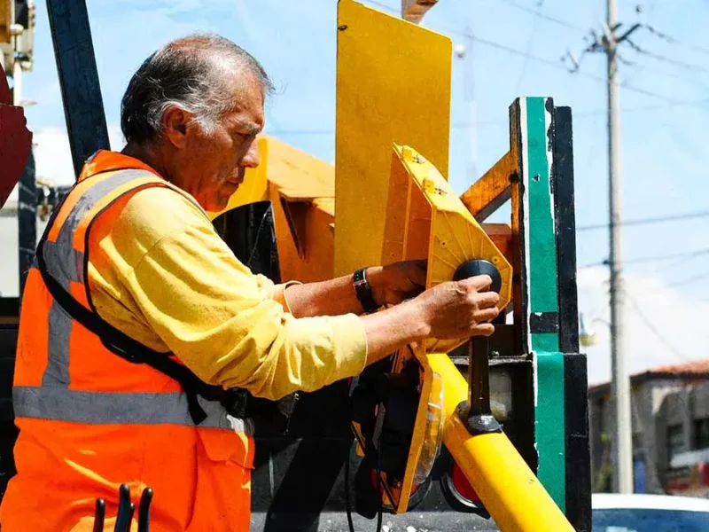 Ayuntamiento de Puebla moderniza su red de semáforos; hará inversión clave para la movilidad en 2025