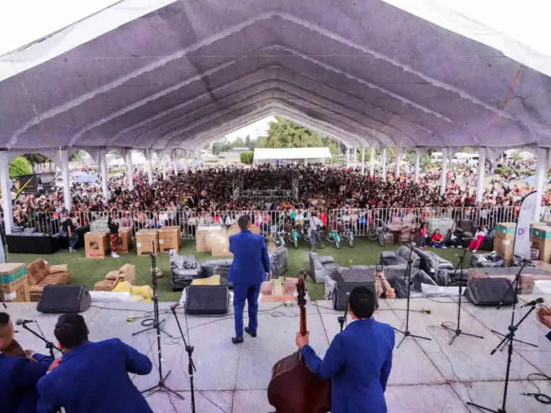 Reconocen en San Andrés el amor y entrega de las madres