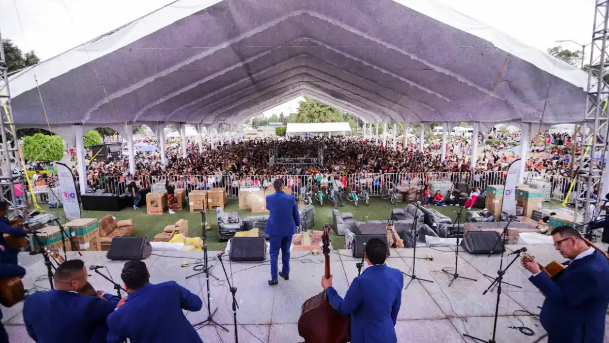Reconocen en San Andrés el amor y entrega de las madres