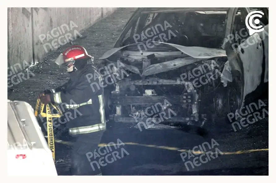 Abandonan auto calcinado con un cuerpo en la cajuela en San Salvador Chachapa, Amozoc