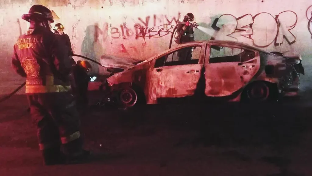 Abandonan auto calcinado con un cuerpo en la cajuela en San Salvador Chachapa, Amozoc