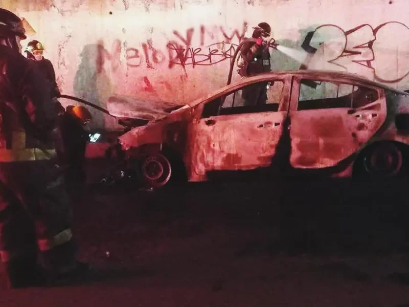 Abandonan auto calcinado con un cuerpo en la cajuela en San Salvador Chachapa, Amozoc