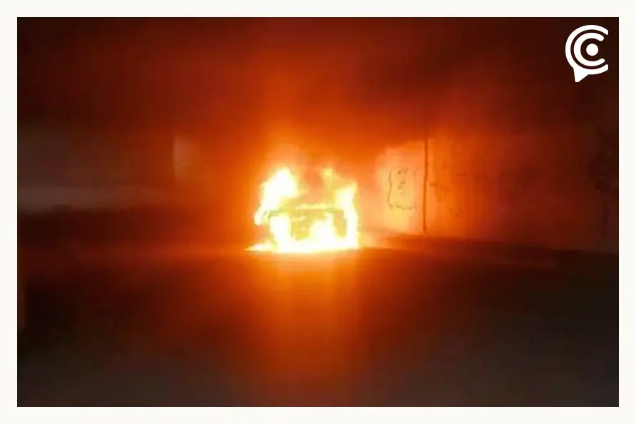 Abandonan auto calcinado con un cuerpo en la cajuela en San Salvador Chachapa, Amozoc