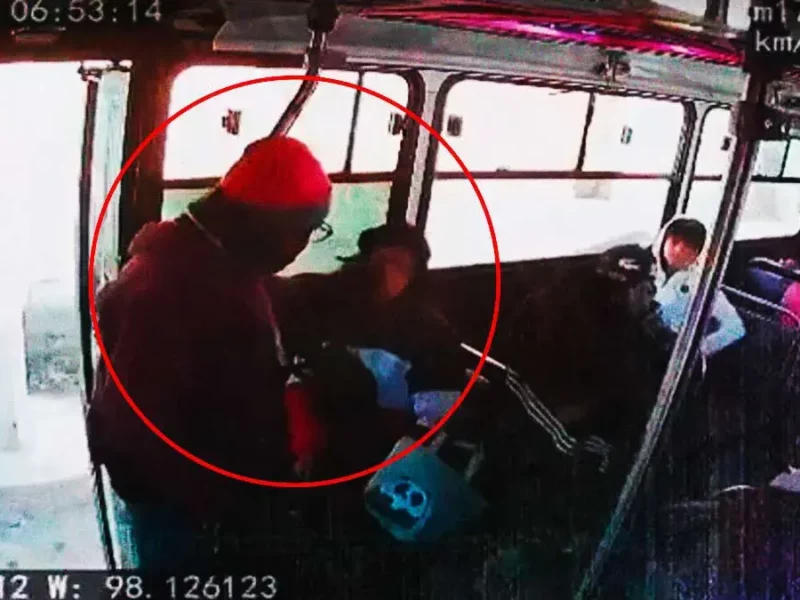 Delincuentes asaltaron a pasajeros y chofer de ruta M17 en Puebla; robo duró 40 segundos