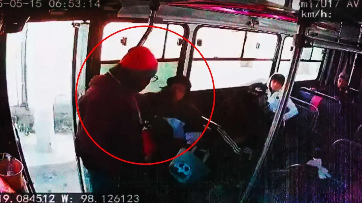 Delincuentes asaltaron a pasajeros y chofer de ruta M17 en Puebla; robo duró 40 segundos