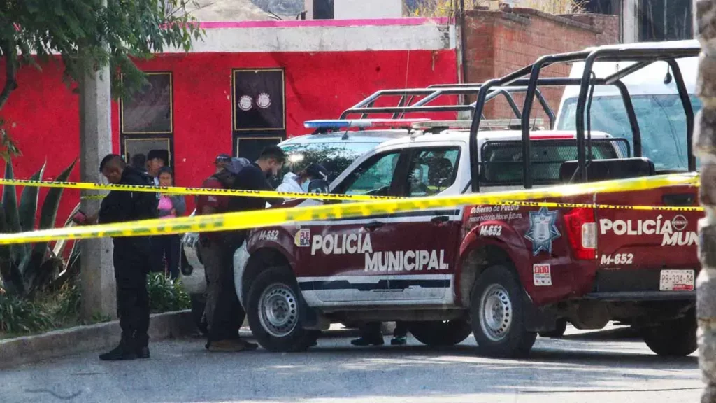 A balazos, matan a hombre dentro de una camioneta, en Coronango