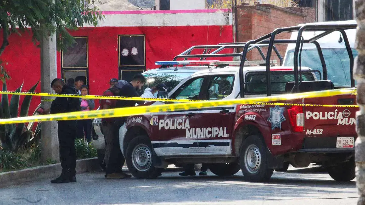 A balazos, matan a hombre dentro de una camioneta, en Coronango