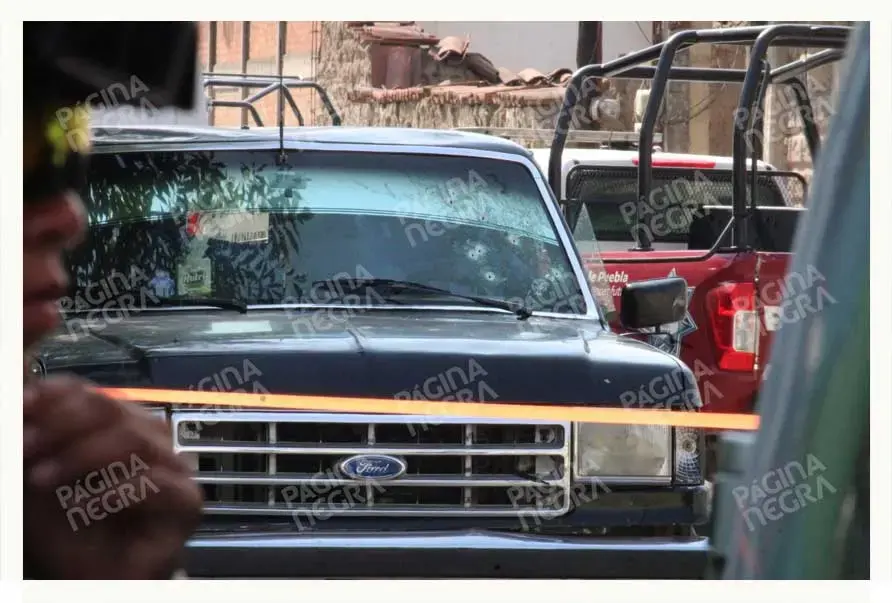 A balazos, matan a hombre dentro de una camioneta, en Coronango