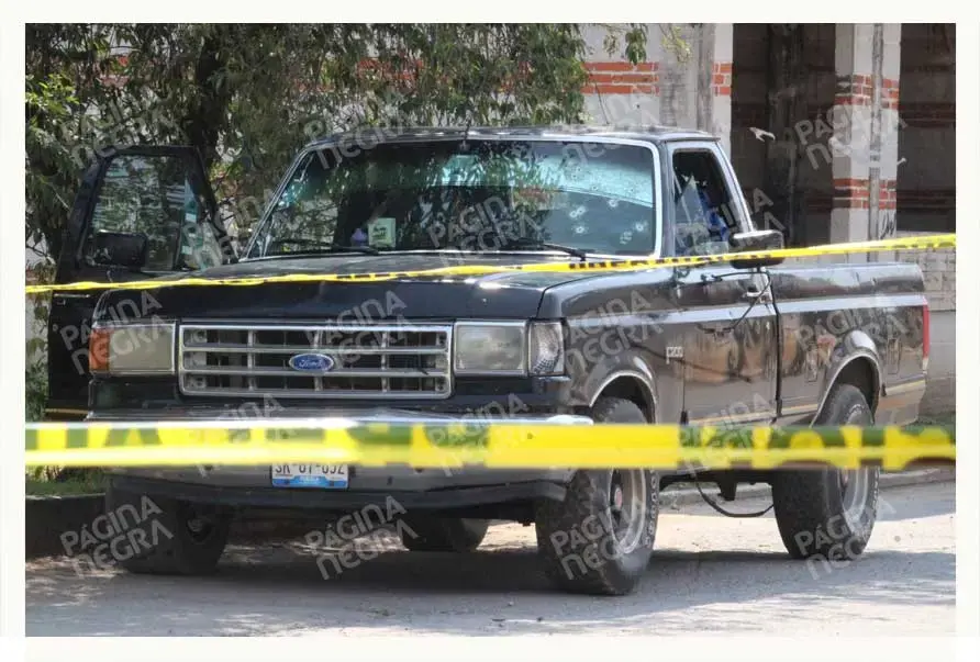 A balazos, matan a hombre dentro de una camioneta, en Coronango