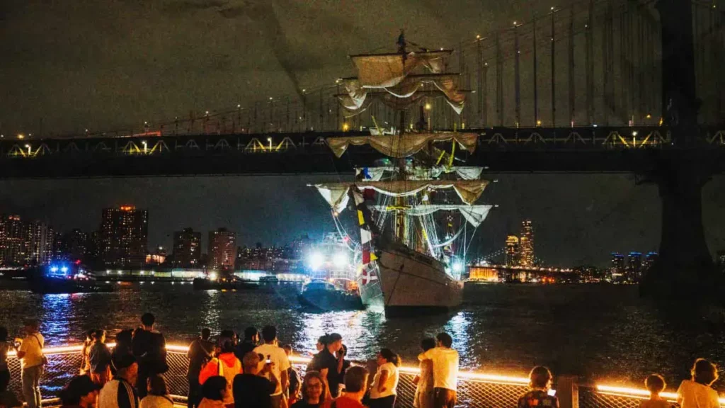 Choca buque escuela Cuauhtémoc contra el puente de Brooklyn en NY; confirman dos muertos 