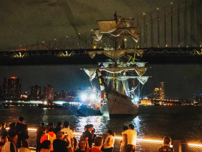 Choca buque escuela Cuauhtémoc contra el puente de Brooklyn en NY; confirman dos muertos 