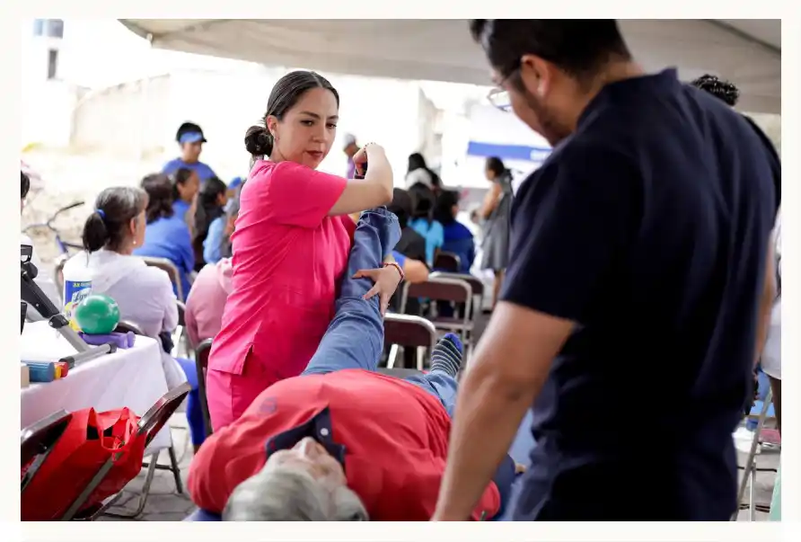 Lleva Lupita Cuautle jornada de salud a San Antonio Cacalotepec