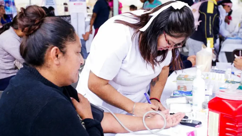 Lleva Lupita Cuautle jornada de salud a San Antonio Cacalotepec