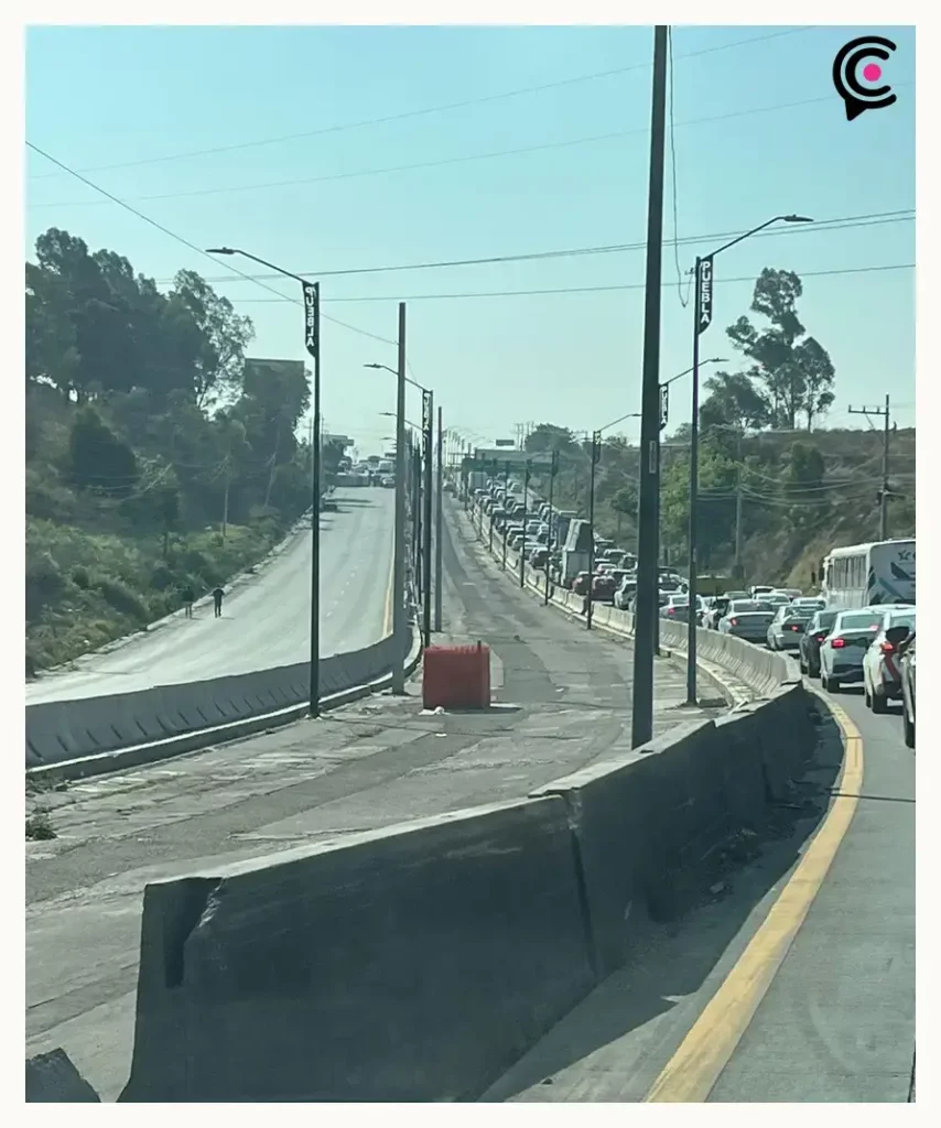 Choque múltiple sobre Periférico Ecológico de Puebla dejó tres volcaduras y 13 personas lesionadas