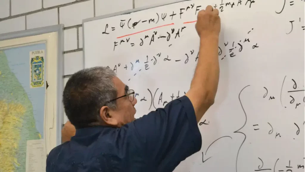 Enseñanza, investigación y gestión, las facetas de un docente BUAP