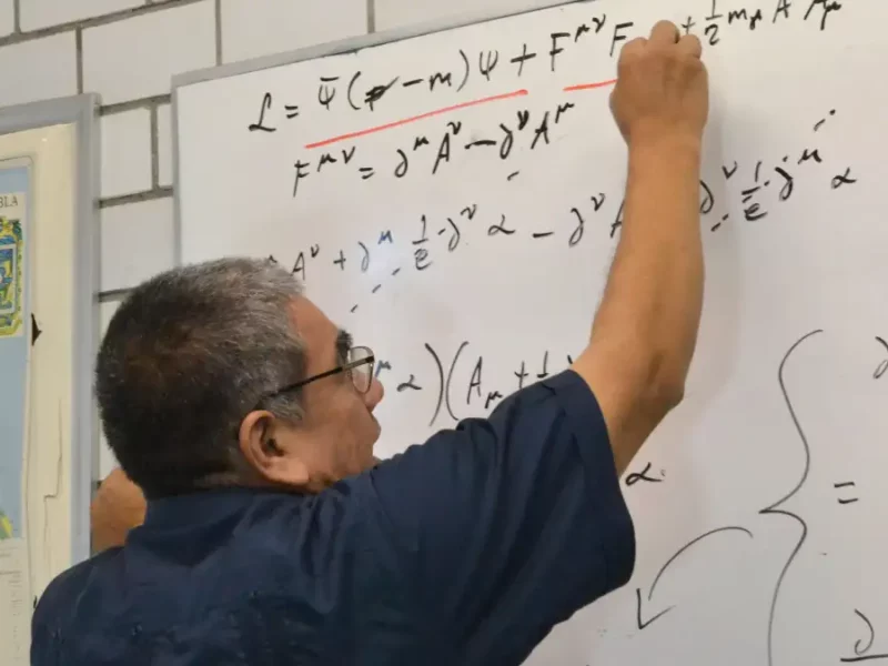 Enseñanza, investigación y gestión, las facetas de un docente BUAP