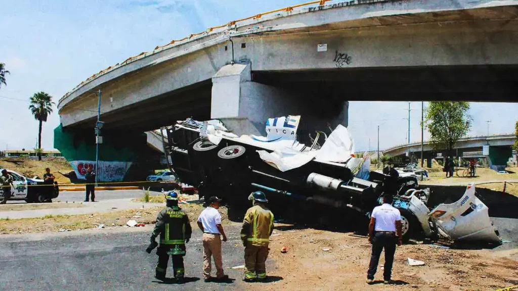 Puente del Periférico Ecológico Puebla, un peligro para automovilistas; al menos nueve vehículos han caído 