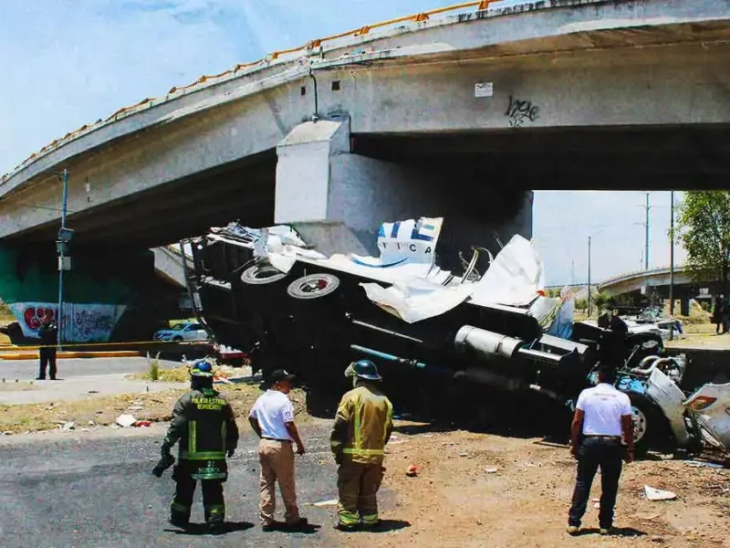 Puente del Periférico Ecológico Puebla, un peligro para automovilistas; al menos nueve vehículos han caído 