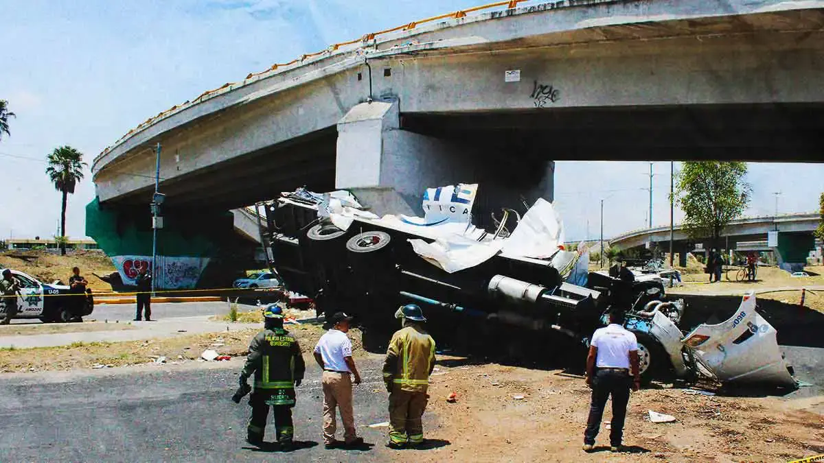 Puente del Periférico Ecológico Puebla, un peligro para automovilistas; al menos nueve vehículos han caído