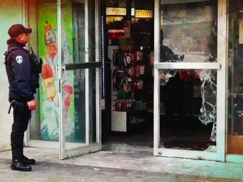 Dan “cristalazo” y roban perfumes de Sanborns del Centro Histórico de Puebla 