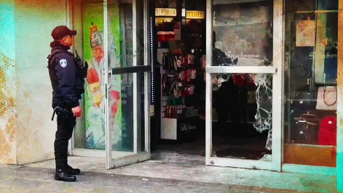 Dan “cristalazo” y roban perfumes de Sanborns del Centro Histórico de Puebla 