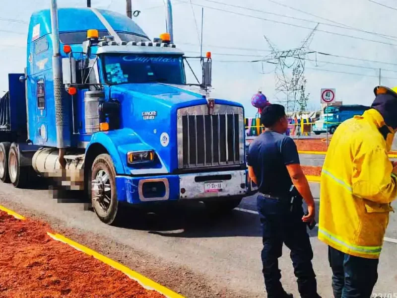 Motociclista murió tras chocar y quedar debajo de un tractocamión en Chignahuapan