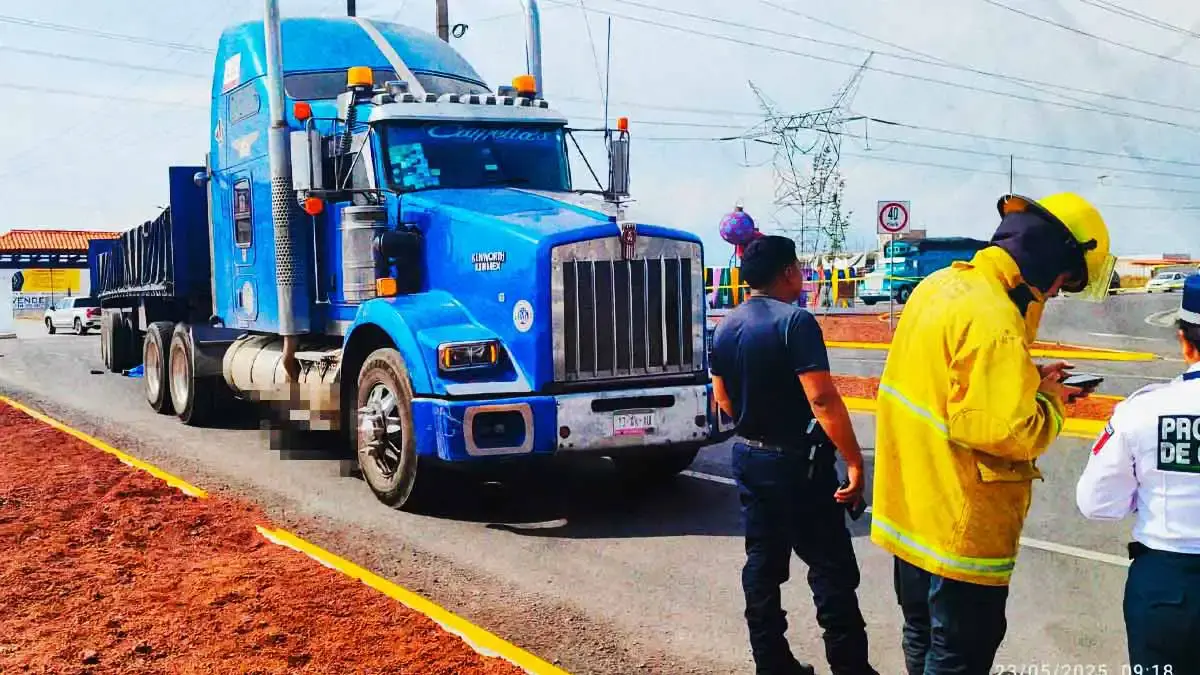 Motociclista murió tras chocar y quedar debajo de un tractocamión en Chignahuapan