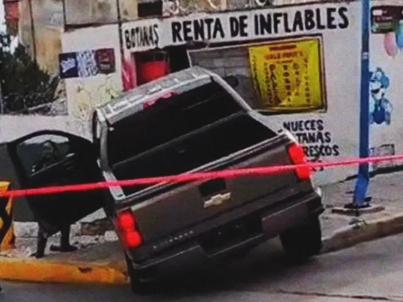Delincuente recibe impacto de bala, al evadir un puesto de revisión con una camioneta robada