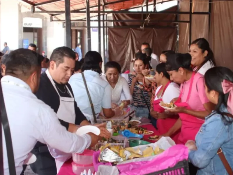 Padres de familia de Zacatlán participan en brigada “Nutriendo familias con amor” para preparar desayunos calientes en escuelas