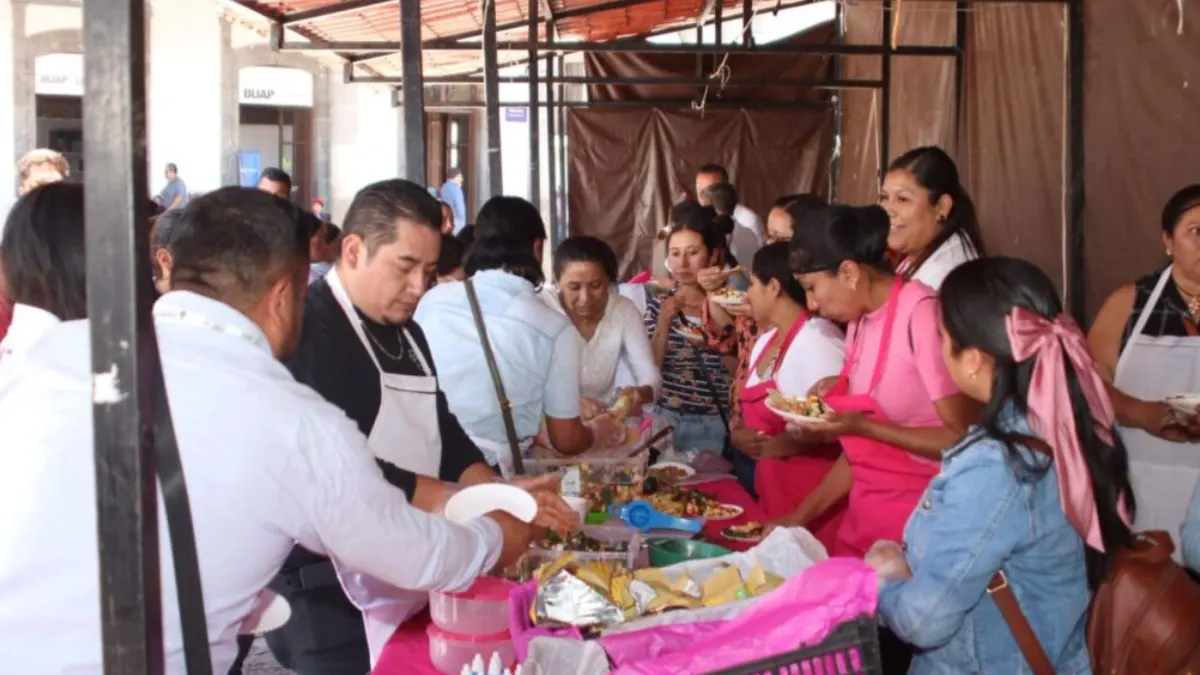 Padres de familia de Zacatlán participan en brigada “Nutriendo familias con amor” para preparar desayunos calientes en escuelas