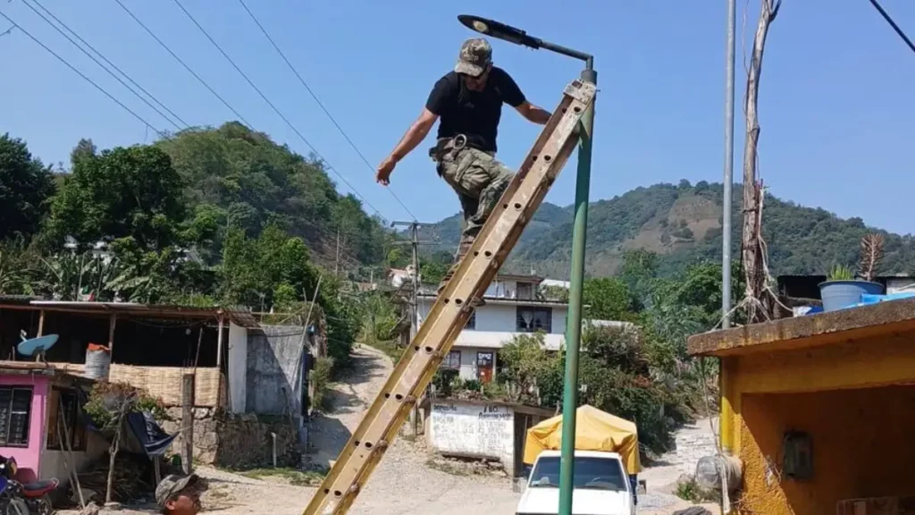 Ayuntamiento de Zacatlán rehabilita luminarias en juntas auxiliares