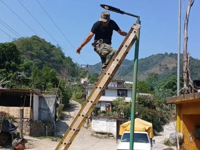 Ayuntamiento de Zacatlán rehabilita luminarias en juntas auxiliares
