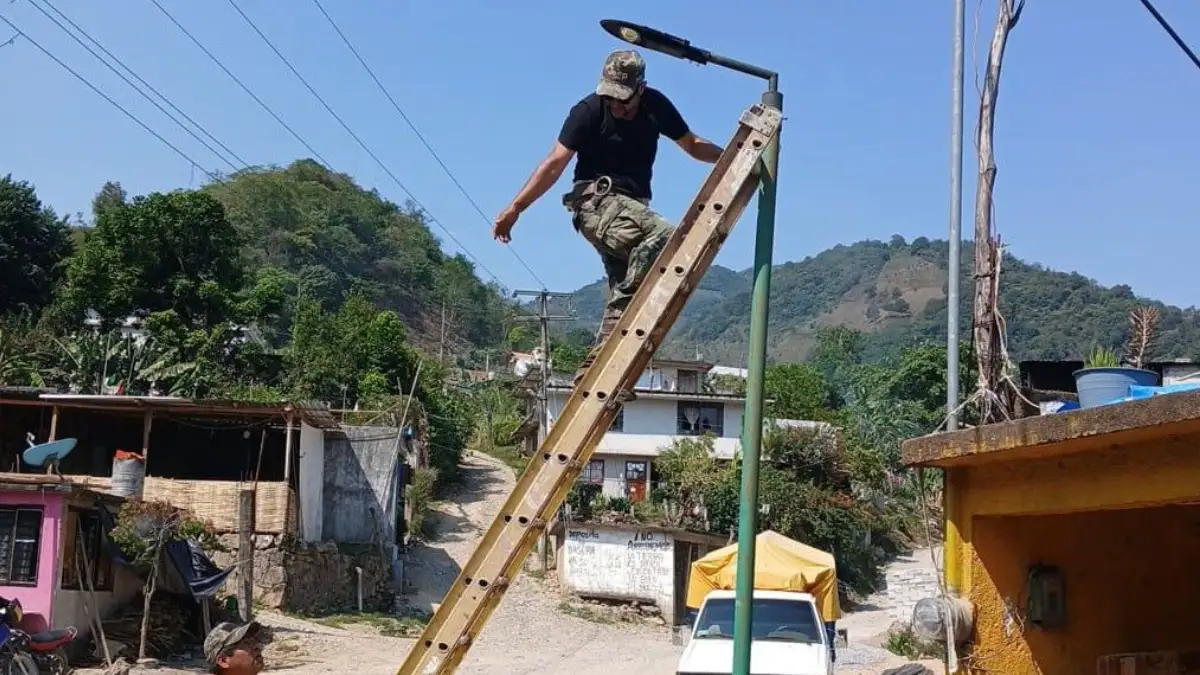 Ayuntamiento de Zacatlán rehabilita luminarias en juntas auxiliares