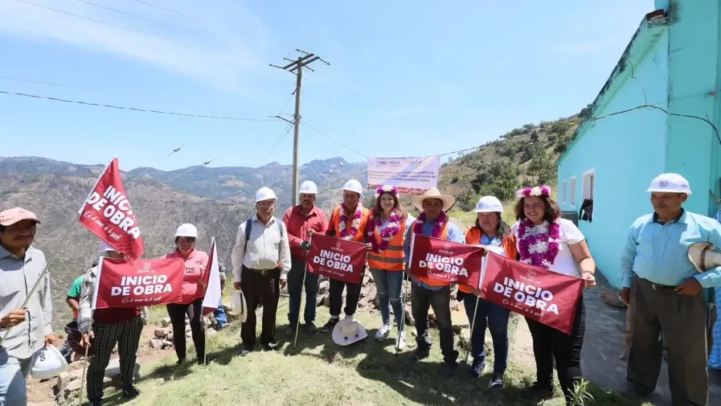 Bety Sánchez coloca primera piedra para muro de contención del Bachillerato Digital de Zoquitla