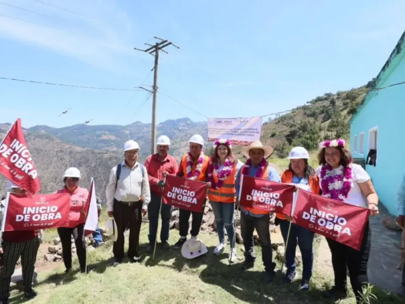 Bety Sánchez coloca primera piedra para muro de contención del Bachillerato Digital de Zoquitla