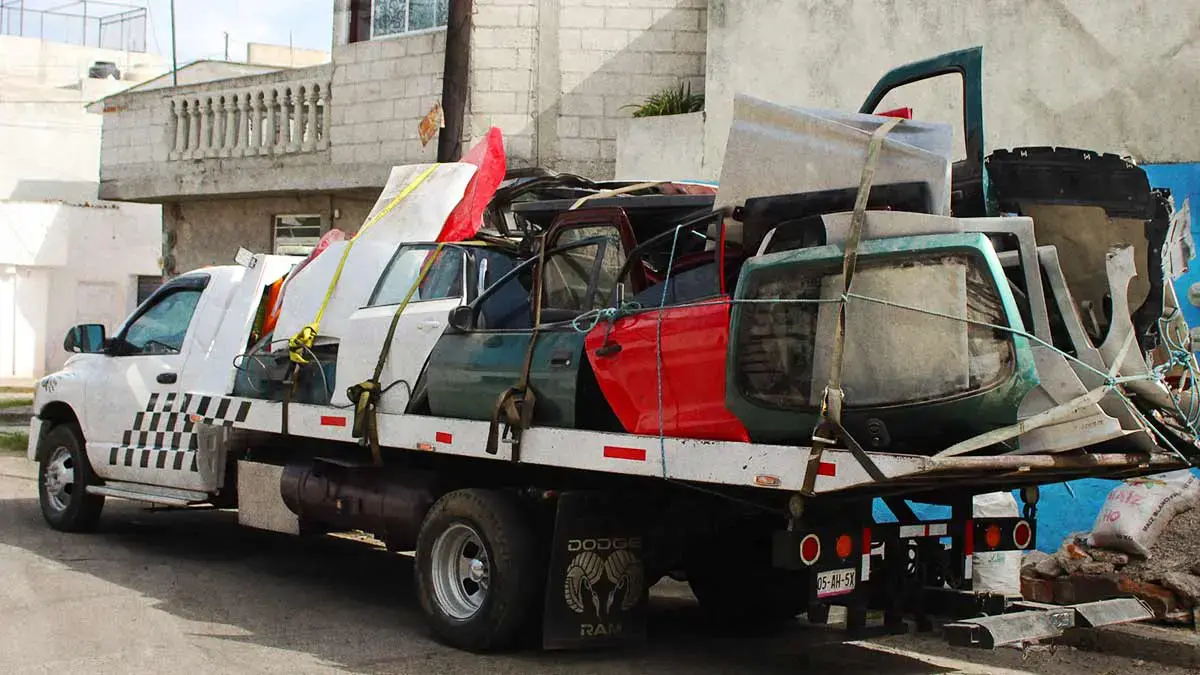 Anuncian operativos contra zonas con venta de autopartes robadas en Puebla
