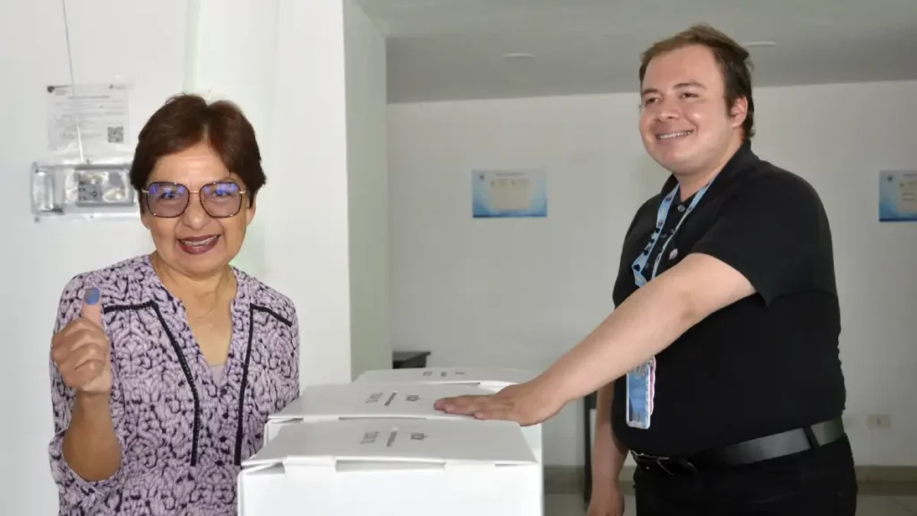 La Rectora Lilia Cedillo emitió su voto para la elección del nuevo Consejo Universitario