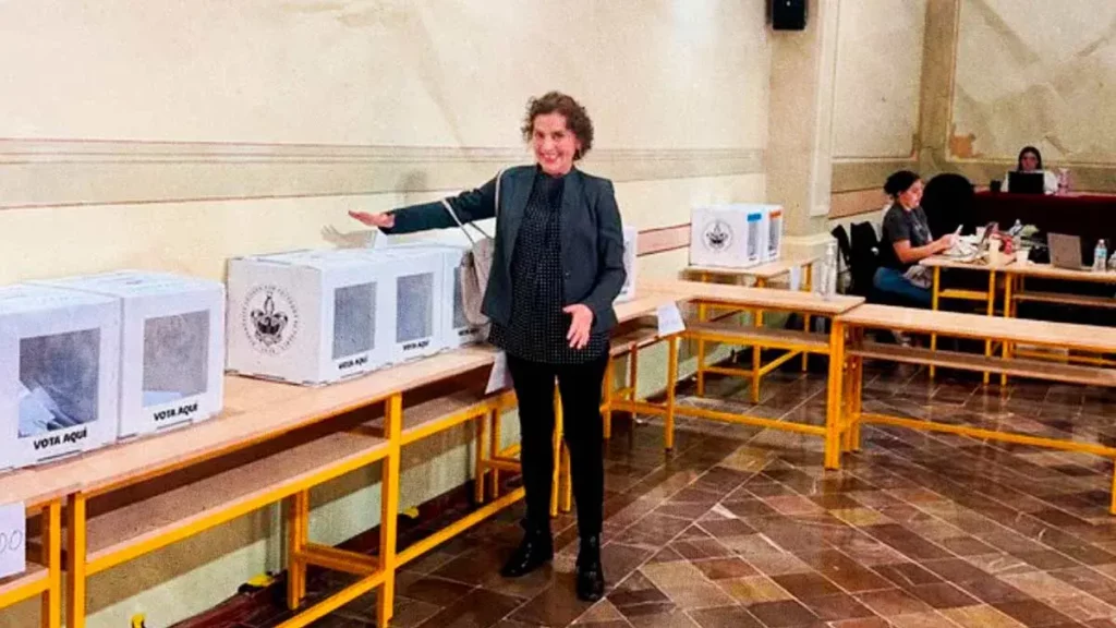 Beatriz Gutiérrez Müller reaparece en la BUAP para participar en elecciones académicas  