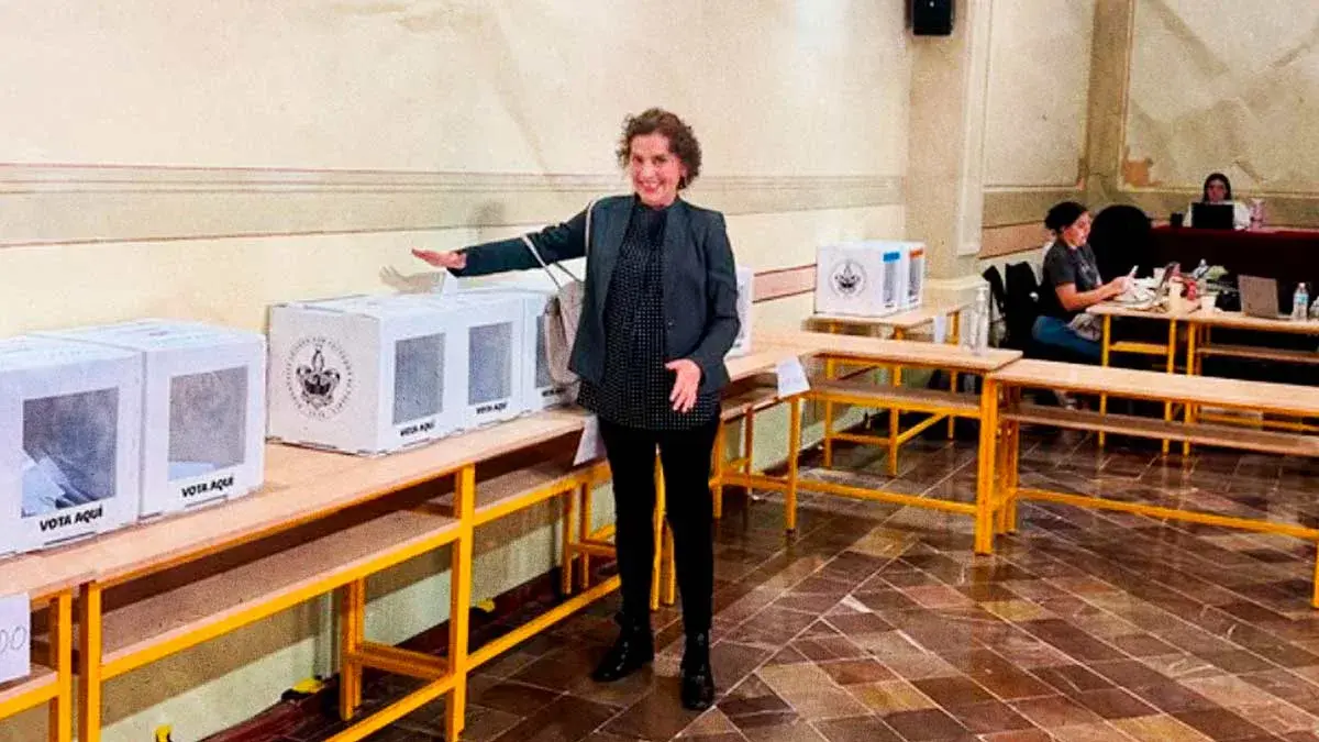 Beatriz Gutiérrez Müller reaparece en la BUAP para participar en elecciones académicas  