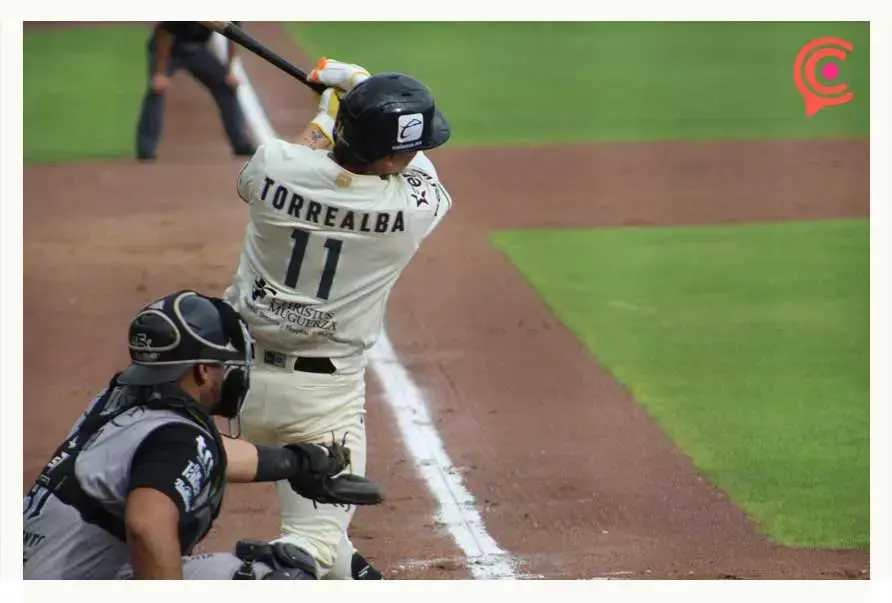 Russell Vásquez celebra los resultados de Pericos de Puebla en su 83 aniversario 
