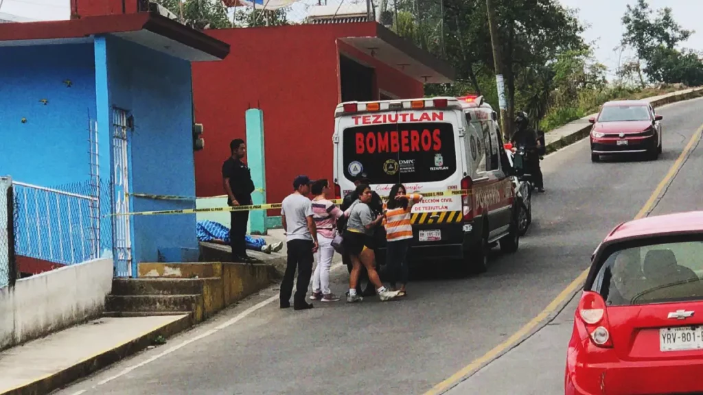Motociclista murió por picadura de abejas en Teziutlán; el enjambre se metió a su casco