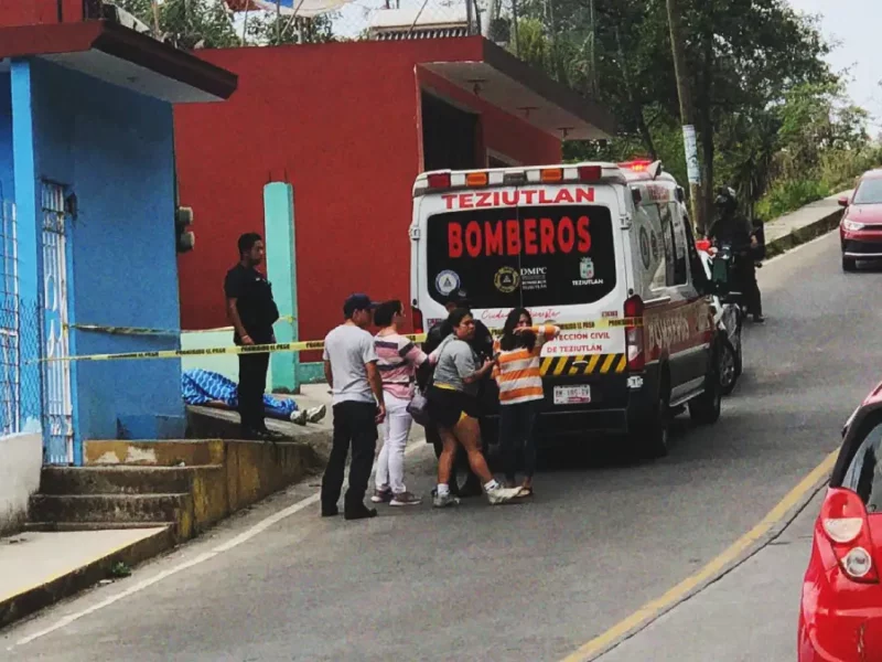 Motociclista murió por picadura de abejas en Teziutlán; el enjambre se metió a su casco
