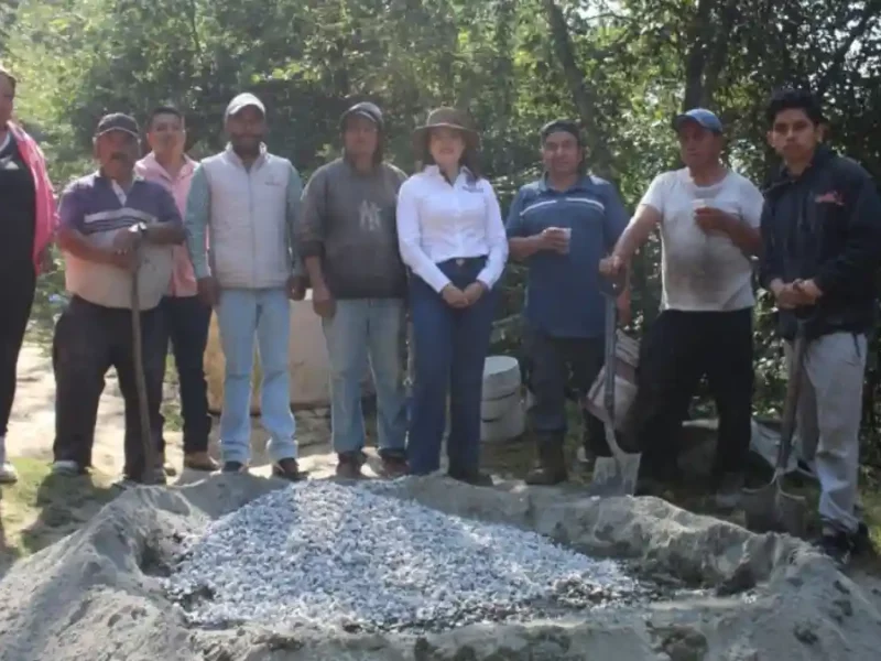 Bety Sánchez supervisa construcción de andador en Xoxonacatla y entrega red eléctrica en Cuautilulco