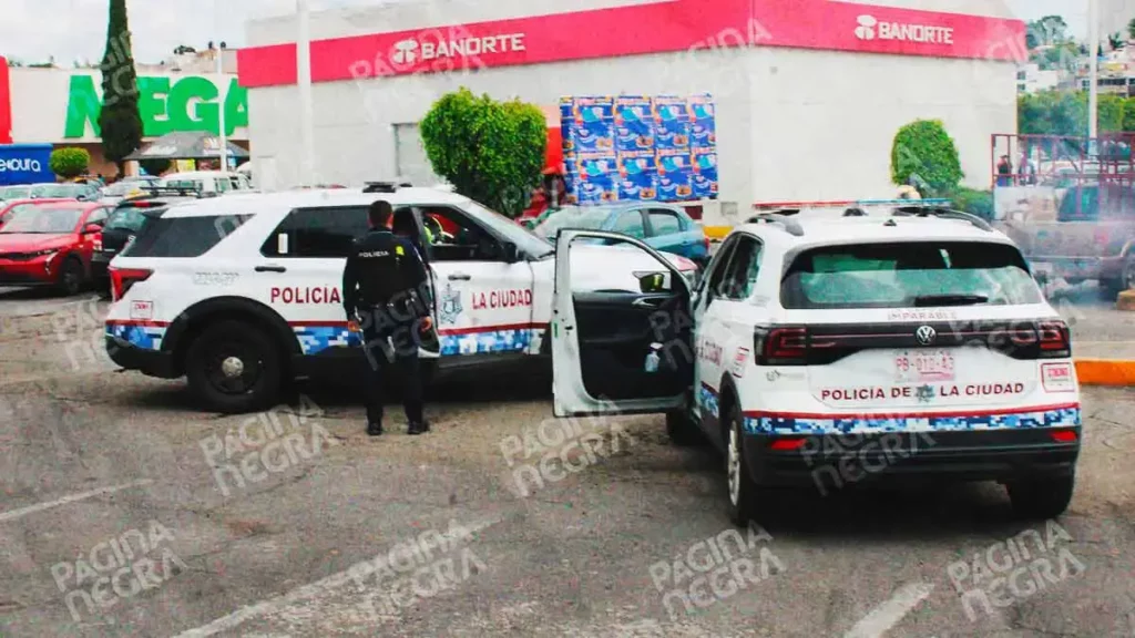 Delincuentes roban más de 15 mil pesos a cuentahabiente de banco en Plaza Loreto, Puebla