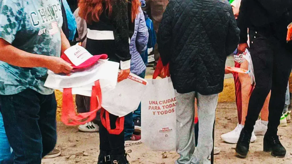 Distribuyen propaganda de Morena tras evento de Arístides Guerrero, candidato a la SCJN 