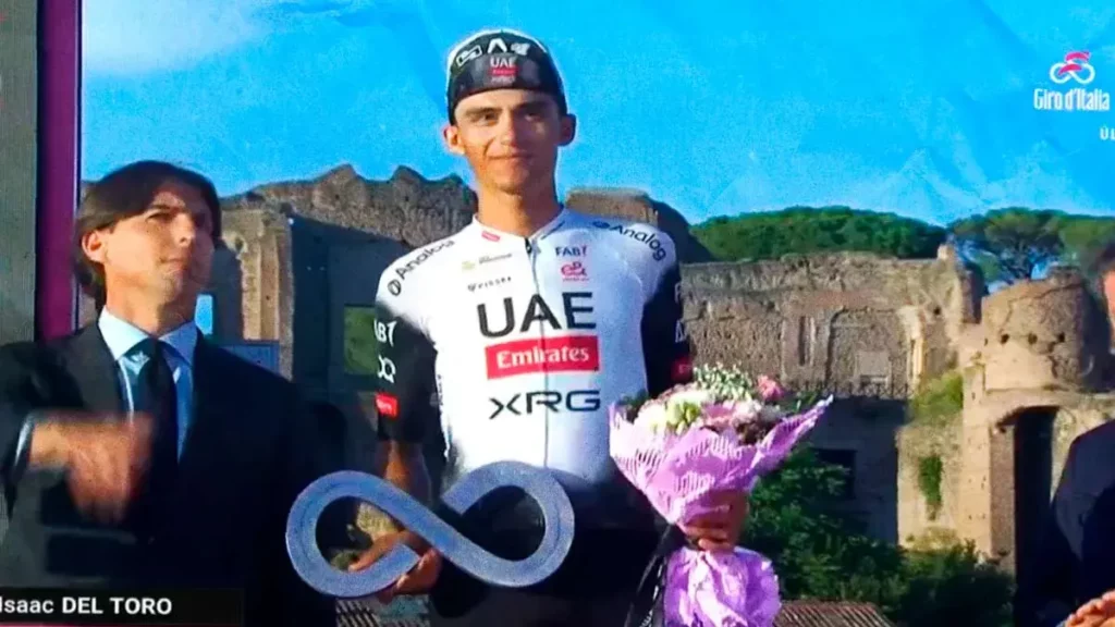 Isaac del Toro es subcampeón del Giro de Italia 2025; recibe bendición del Papa 