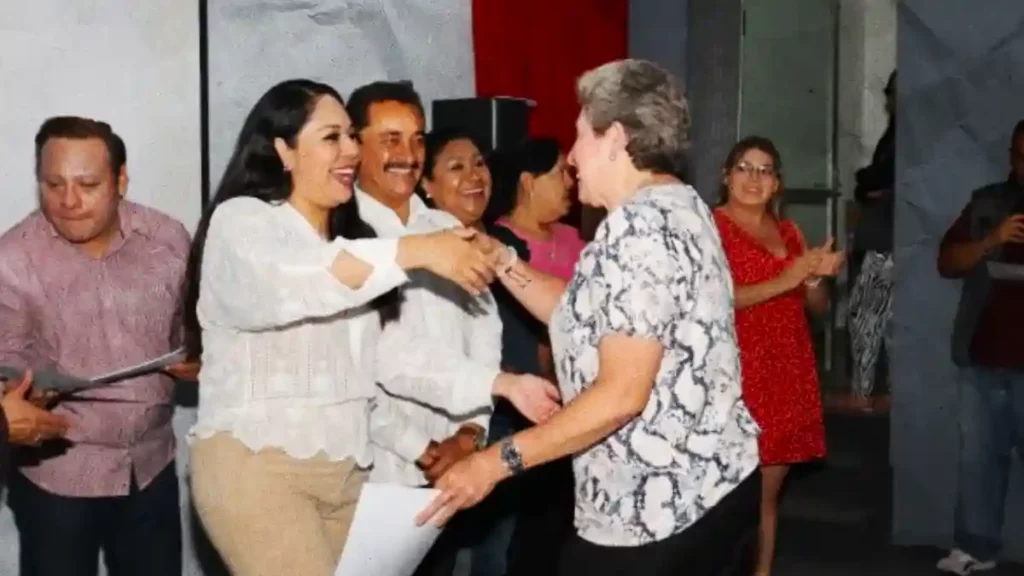 Tonantzin Fernández reconoce la labor docente en espacios comunitarios de San Pedro Cholula