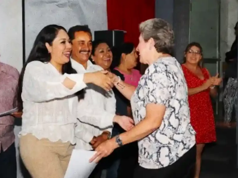 Tonantzin Fernández reconoce la labor docente en espacios comunitarios de San Pedro Cholula