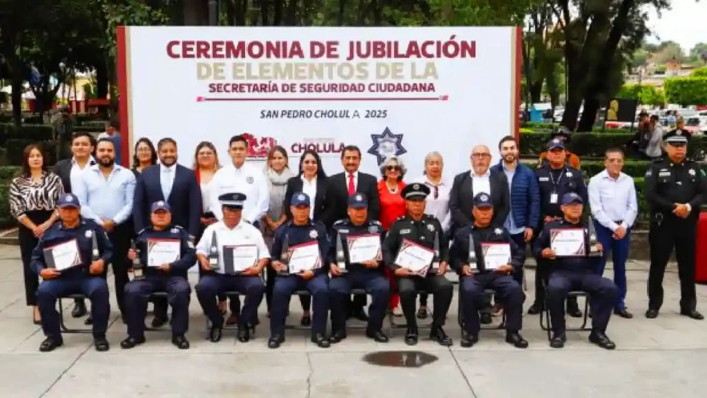 Tonantzin Fernández encabeza histórico reconocimiento a policías jubilados por 30 años de servicio en Cholula