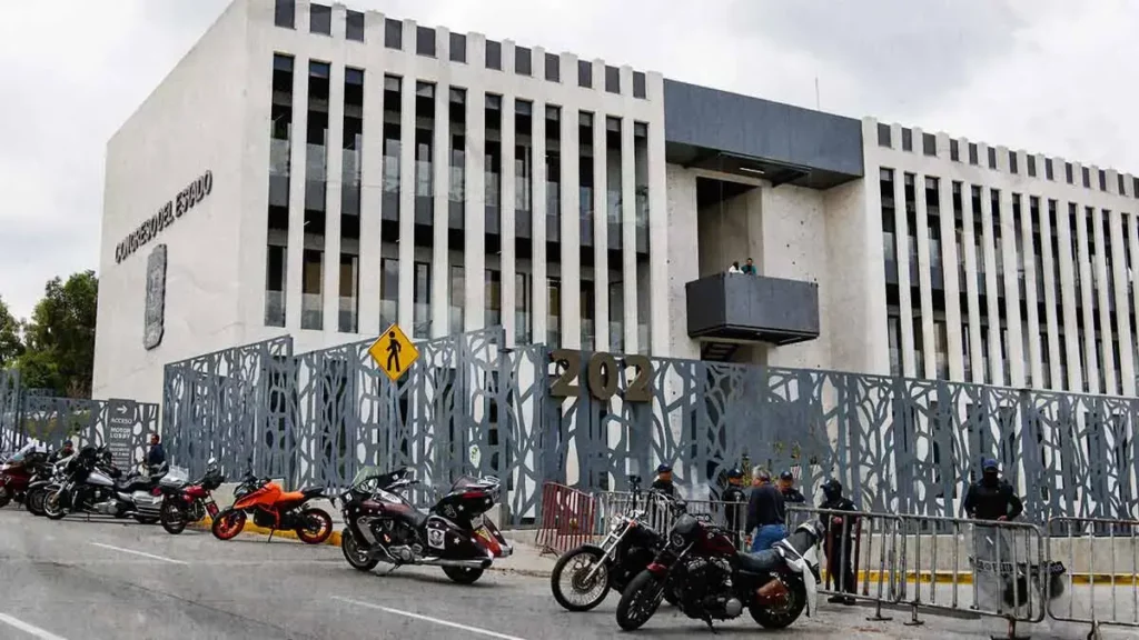 Congreso de Puebla prepara iniciativa para castigar a conductores que modifiquen sus placas 